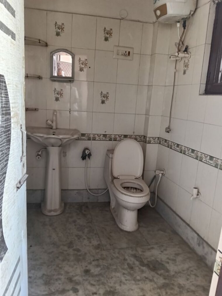 Bathroom, rajendra nagar sector 5 3 Bedroom 200 Sq.Yd. Builder Floor In Rajendra Nagar Sector 5 Ghaziabad 10212471