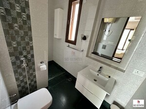 Team Area in 3 BHK Builder Floor at Defence Colony – for Rent