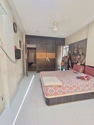 Bedroom in 2 BHK Apartment at Vile Parle East – for Rent