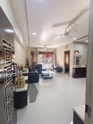 Team Area in 2 BHK Apartment at Vile Parle East – for Rent