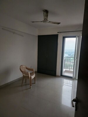 Room in 3 BHK Apartment at Shalimar Oneworld Vista, Gomti Nagar – for Rent