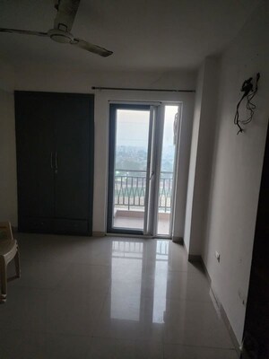 Room in 3 BHK Apartment at Shalimar Oneworld Vista, Gomti Nagar – for Rent