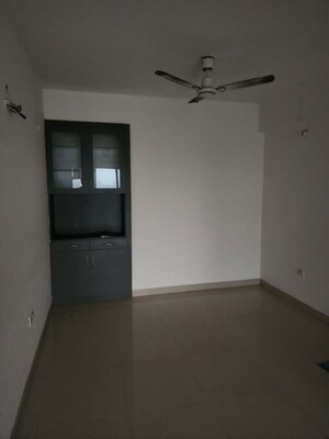 Room in 3 BHK Apartment at Shalimar Oneworld Vista, Gomti Nagar – for Rent