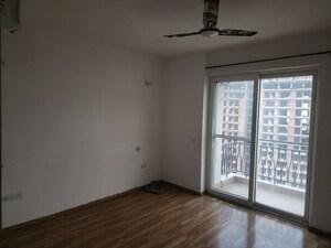 Room in 3 BHK Apartment at Shalimar Oneworld Vista, Gomti Nagar – for Rent