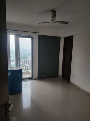 Room in 3 BHK Apartment at Shalimar Oneworld Vista, Gomti Nagar – for Rent