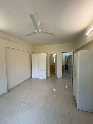 Room in 2 BHK Apartment at Ashoka Hind CHS, Khar West – for Rent