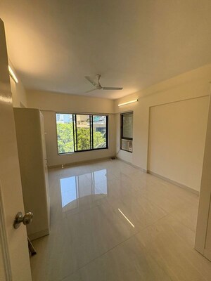 Room in 2 BHK Apartment at Ashoka Hind CHS, Khar West – for Rent