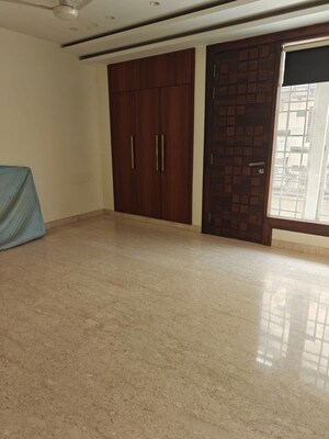 Room in 4 BHK Builder Floor at Defence Colony – for Rent