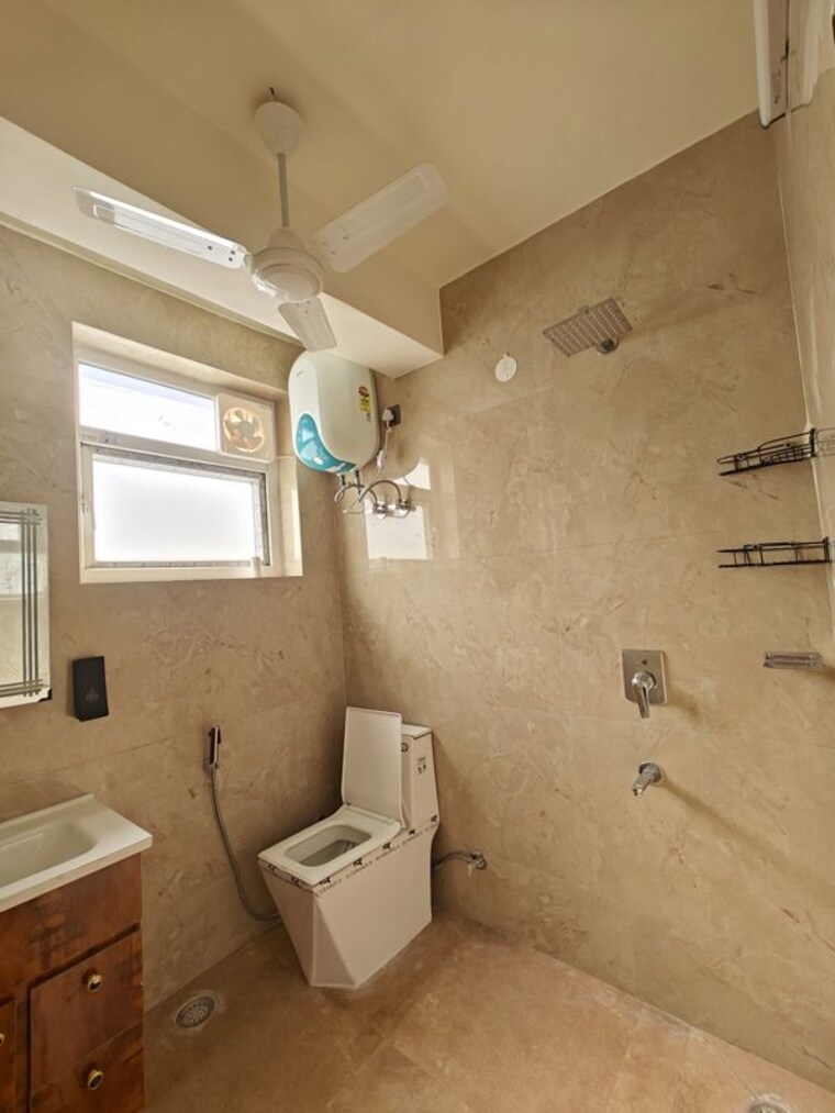 Bathroom, kailash colony 1 RK 420 Sq.Ft. Builder Floor In Kailash Colony Delhi 10212575
