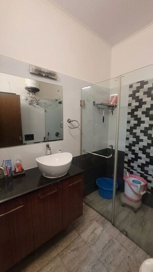 Team Area in 3 BHK Apartment at Vasant Kunj – for Rent