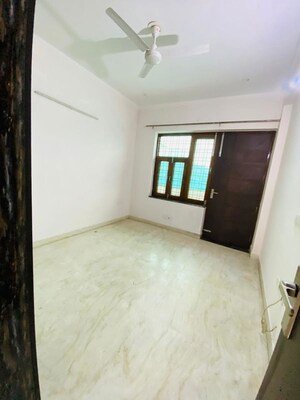 Room in 2 BHK Builder Floor at Ansal Plaza Sector-23, Sector 23 – for Rent