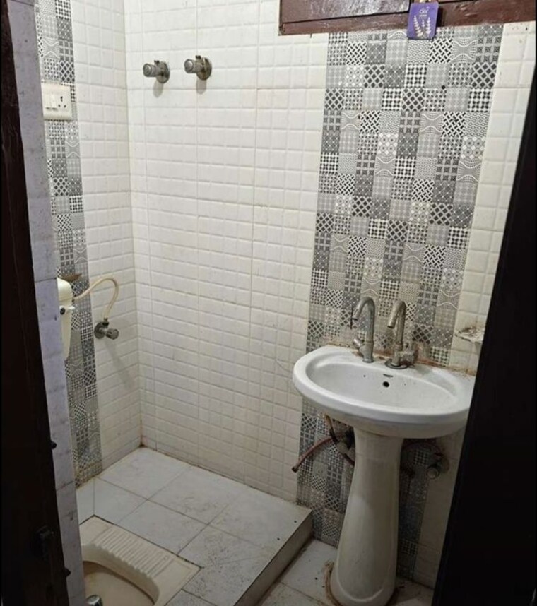 Bathroom, husainganj 2 Bedroom 800 Sq.Ft. Independent House In Husainganj Lucknow 10212595