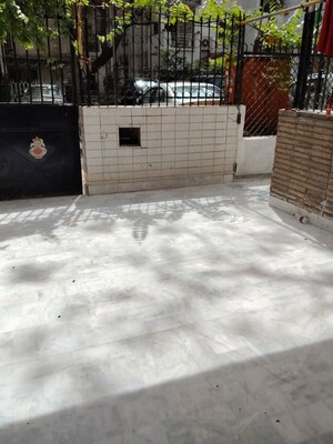 Parking in 3.5 BHK Apartment at Vasant Kunj – for Rent