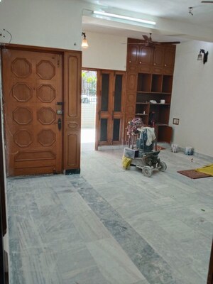 Parking in 3.5 BHK Apartment at Vasant Kunj – for Rent