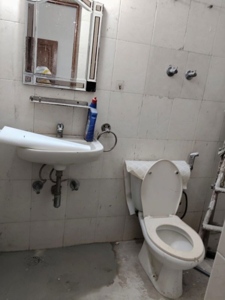 Bathroom, vasant kunj 3.5 Bedroom 2200 Sq.Ft. Apartment In Vasant Kunj Delhi 10212596