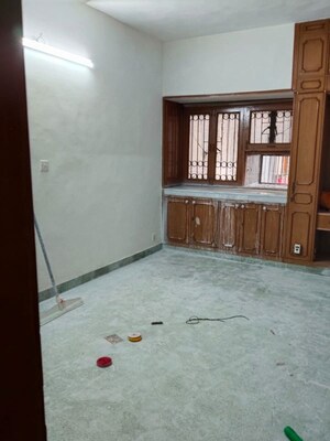 Room in 3.5 BHK Apartment at Vasant Kunj – for Rent