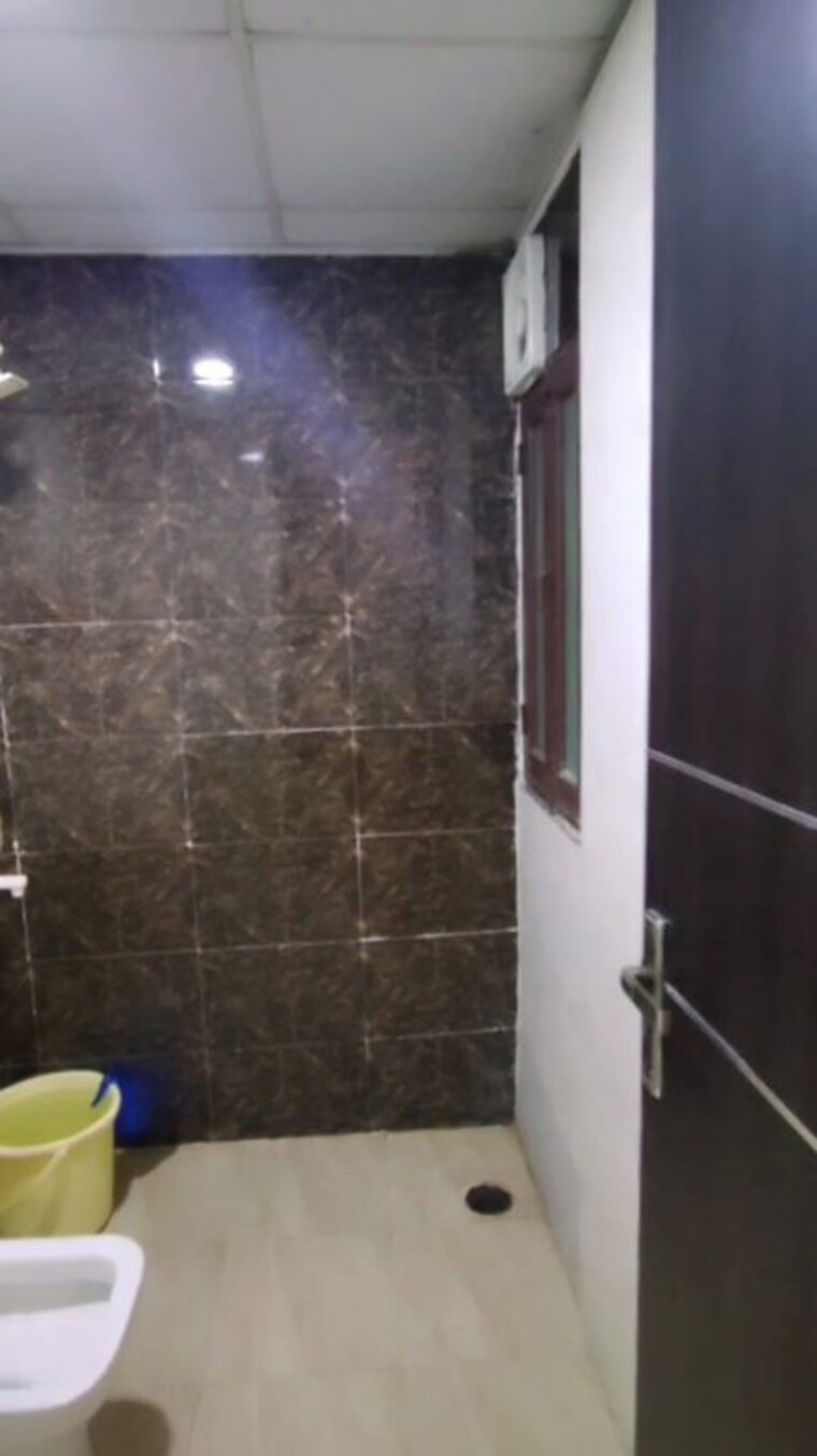 Bathroom, sector 104 3 Bedroom 1400 Sq.Ft. Builder Floor In Sector 104 Noida 10212648