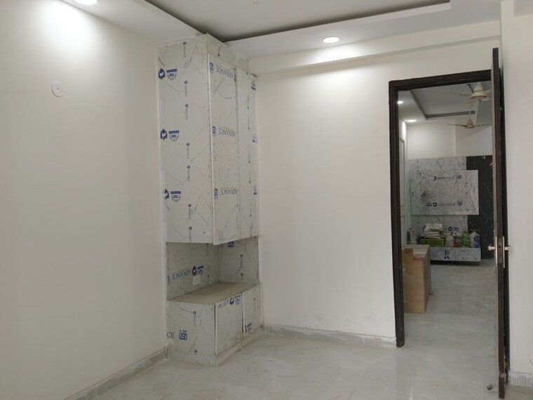 Room, sector 73 2 Bedroom 950 Sq.Ft. Builder Floor In Sector 73 Noida 10212652