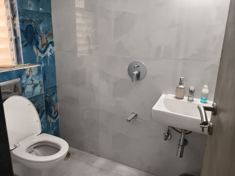 Bathroom, vile parle west 2 Bedroom 717 Sq.Ft. Apartment In Vile Parle West Mumbai 10212670