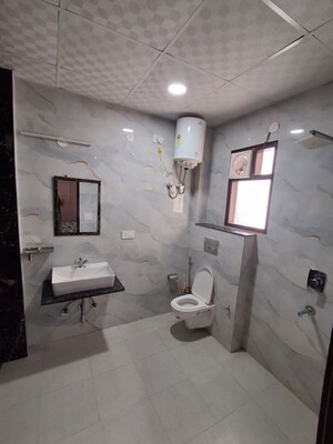 Team Area in 2 BHK Builder Floor at RWA Residential Society, Sector 40 – for Rent