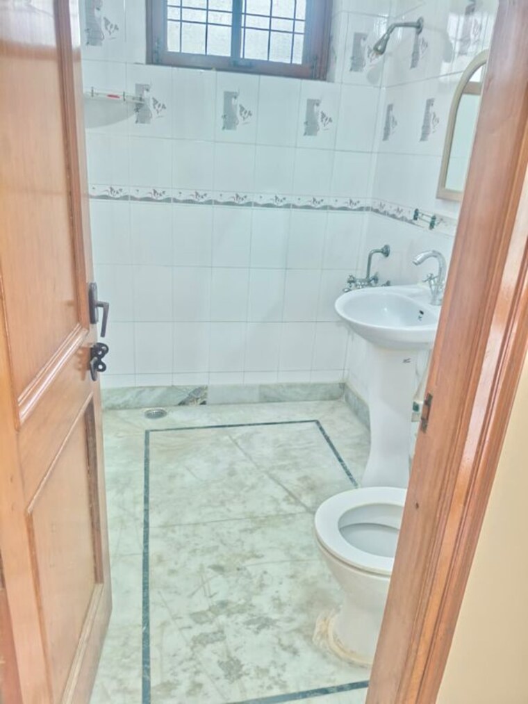 Bathroom, palam vihar 2 Bedroom 360 Sq.Ft. Builder Floor In Palam Vihar Gurgaon 10212748