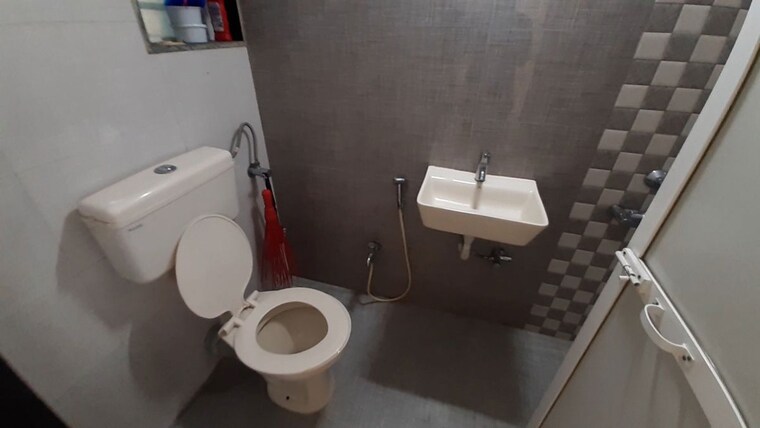Bathroom, nirmal-lifestyle-residency-chs-ltd 1 Bedroom 520 Sq.Ft. Apartment In Mulund West Mumbai 10212847