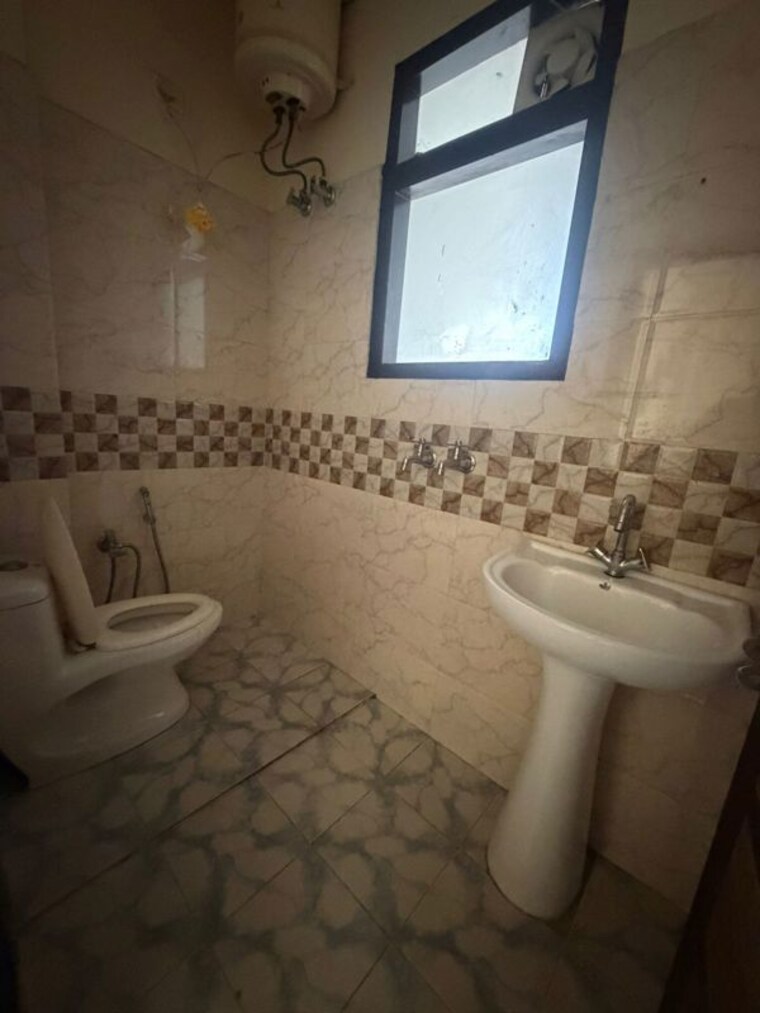 Bathroom, sector 15 ii 2 Bedroom 1000 Sq.Ft. Builder Floor In Sector 15 ii Gurgaon 10212900