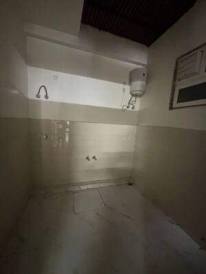 Room in 3.5 BHK Apartment at Rishita Manhattan, Gomti Nagar – for Rent