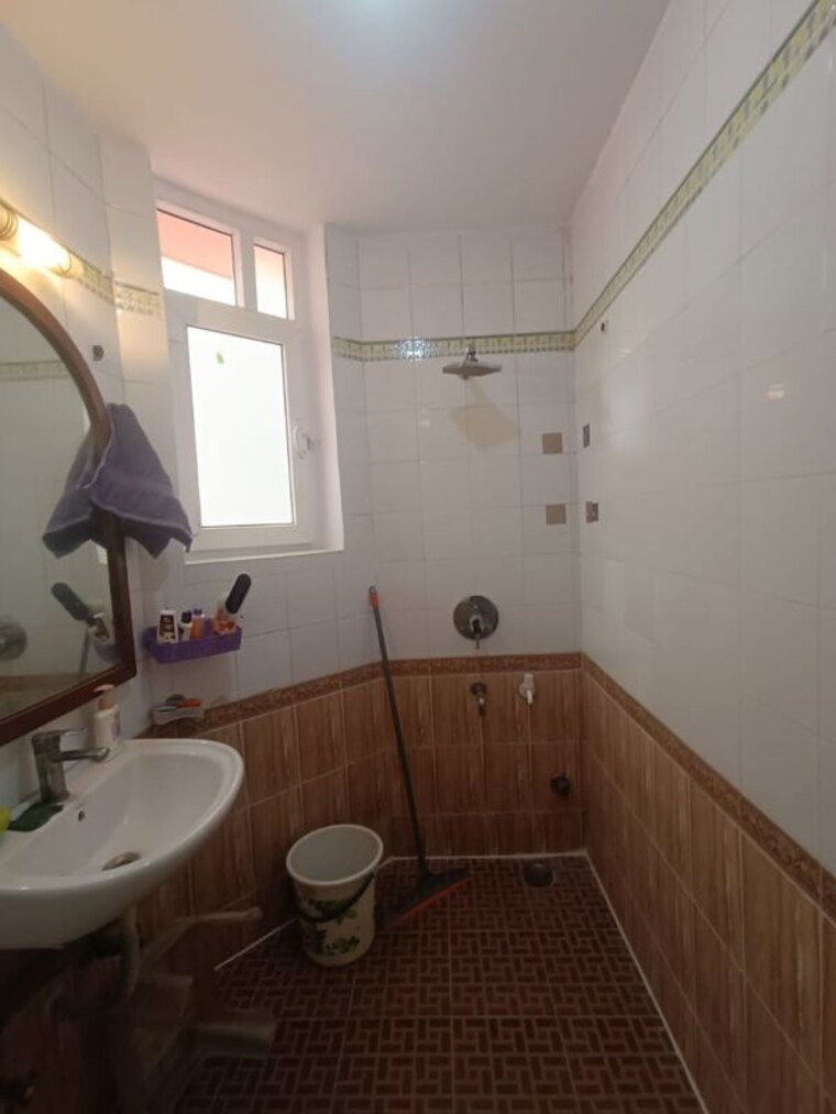 Bathroom, sector 62 2.5 Bedroom 1375 Sq.Ft. Independent House In Sector 62 Noida 10212976