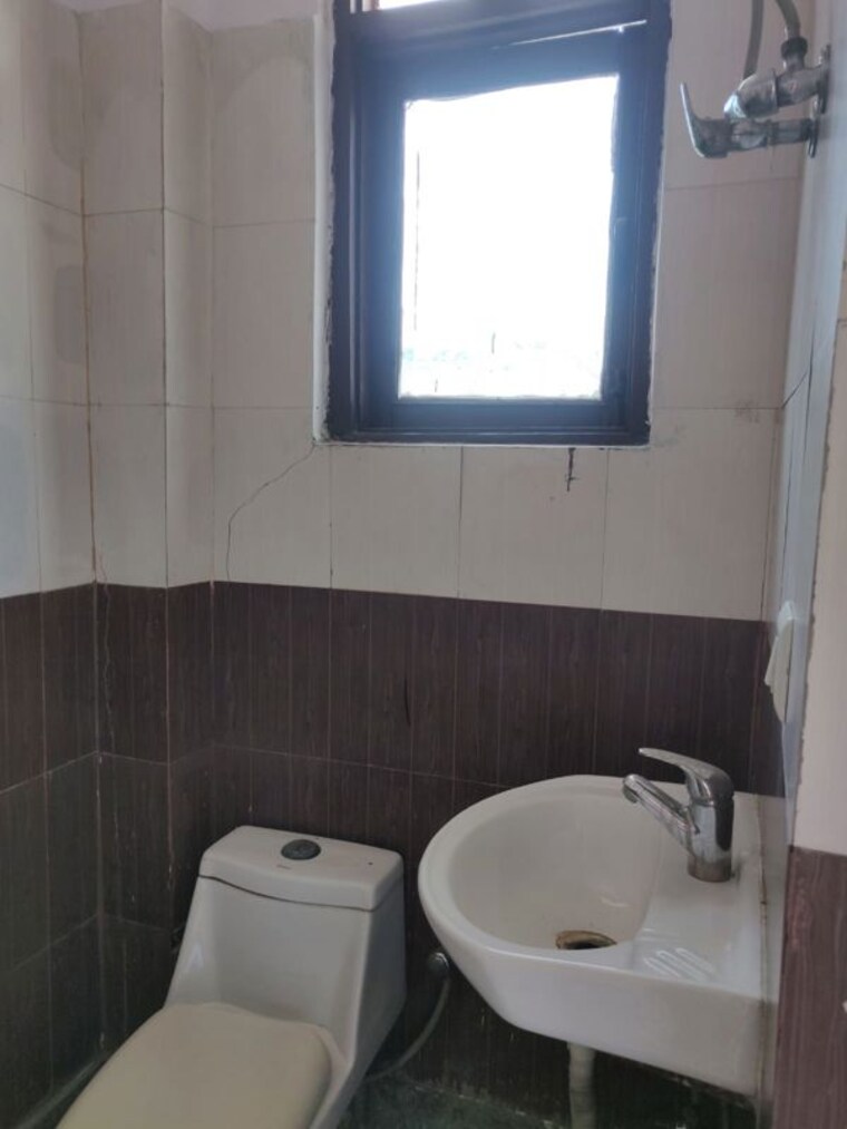 Bathroom, ansal-palam-triangle 2 Bedroom 750 Sq.Ft. Builder Floor In Palam Vihar Extension Gurgaon 10213013