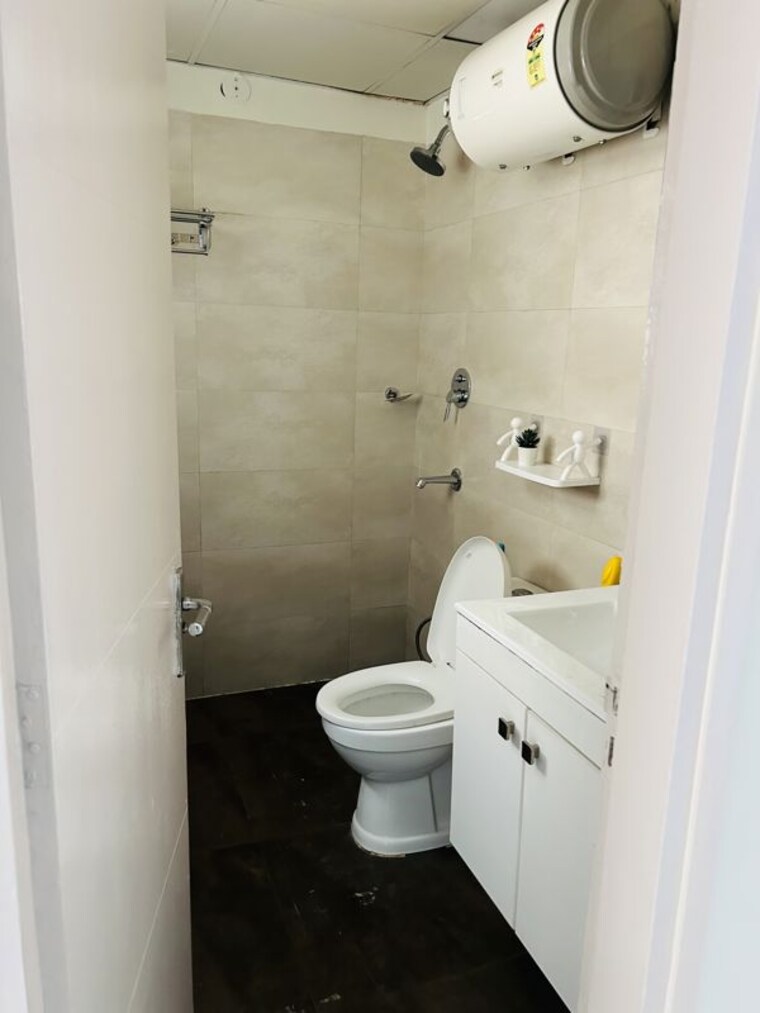Bathroom, tulip-violet 3 Bedroom 1535 Sq.Ft. Apartment In Sector 69 Gurgaon 10213007