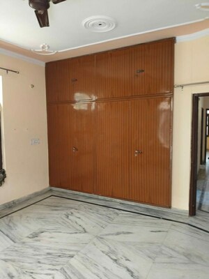 Room in 2 BHK Builder Floor at Sector 29 – for Rent
