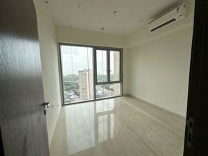 Room in 2 BHK Apartment at Piramal Aranya, Byculla – for Rent