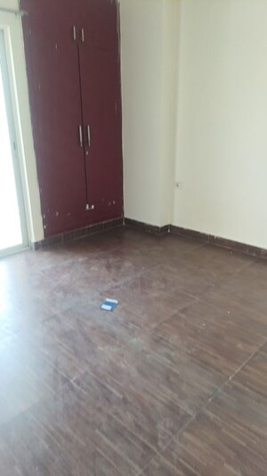 Room in 2 BHK Apartment at VVIP Addresses, Raj Nagar Extension – for Rent