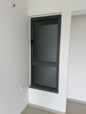 Room in 2 BHK Apartment at Kalpataru Immensa C, Kolshet Road – for Rent