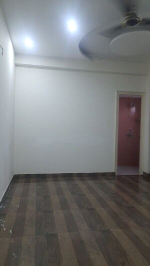 Room in 2 BHK Apartment at Panchsheel Greens, Sector 16 Greater Noida – for Rent