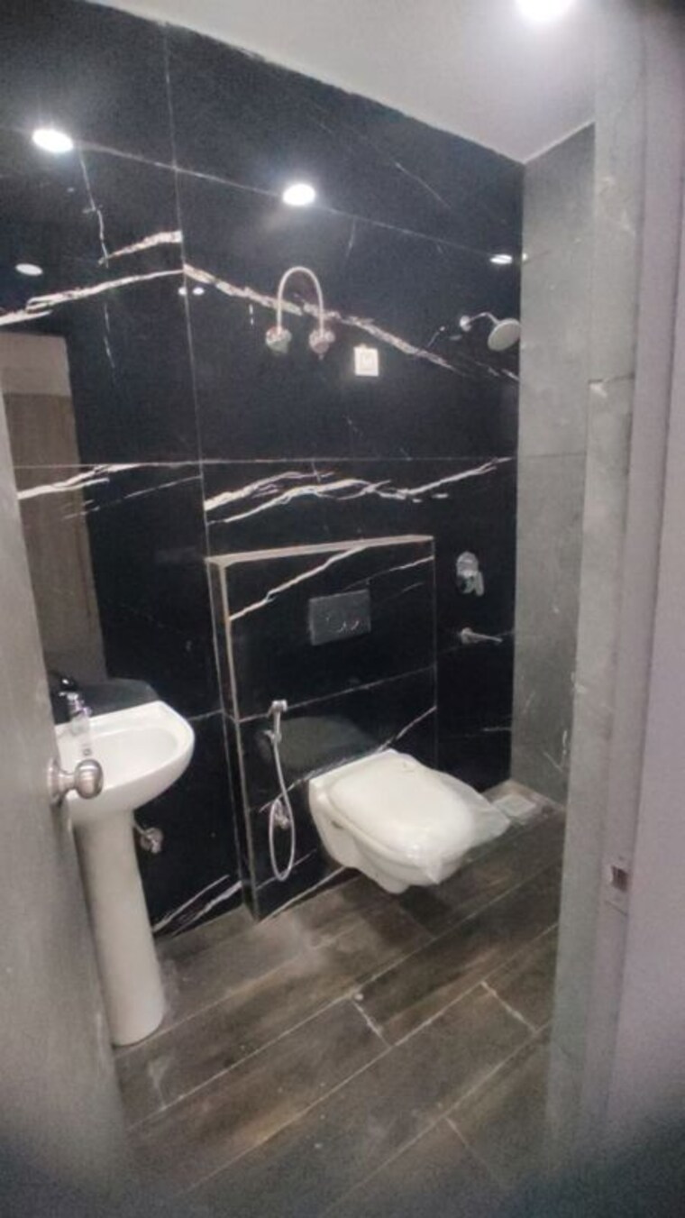Attached Bathroom, dhakoli 3 Bedroom 110 Sq.Yd. Apartment In Dhakoli Zirakpur 10213283