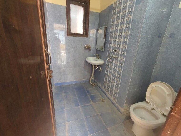 Bathroom, maidan garhi 3 Bedroom 1250 Sq.Ft. Apartment In Maidan Garhi Delhi 10213306