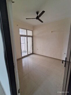 3 BHK + Servant Room Apartment For Rent in Mahagun Moderne