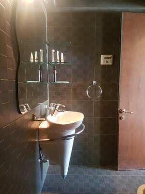Bathroom in 4 BHK Apartment at Oberoi Crest, Khar West – for Rent