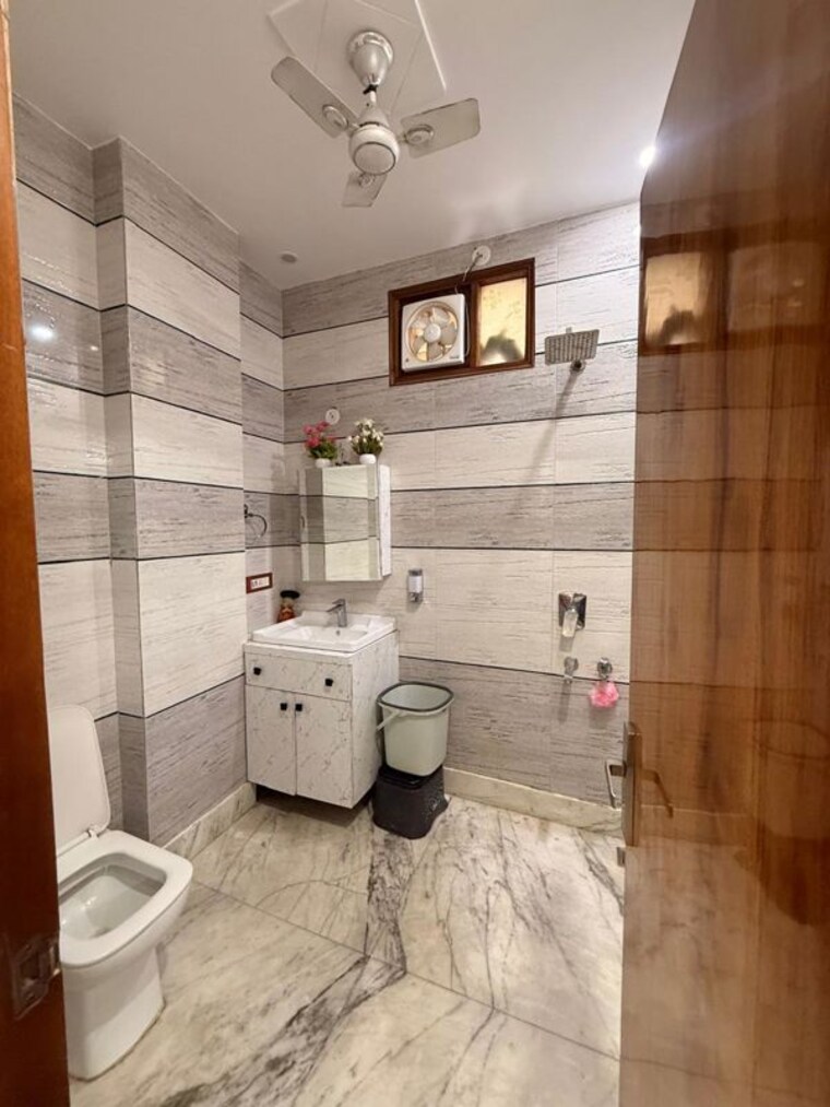 Bathroom, tilak nagar 2 Bedroom 900 Sq.Ft. Builder Floor In Tilak Nagar Delhi 10213397