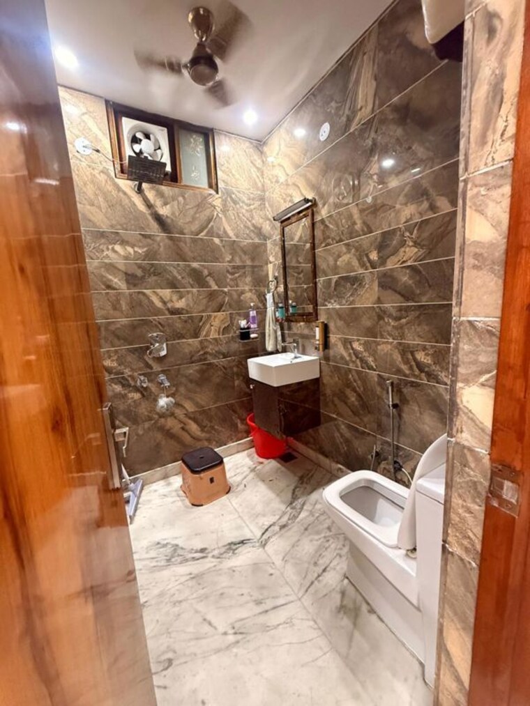 Bathroom, tilak nagar 2 Bedroom 900 Sq.Ft. Builder Floor In Tilak Nagar Delhi 10213397