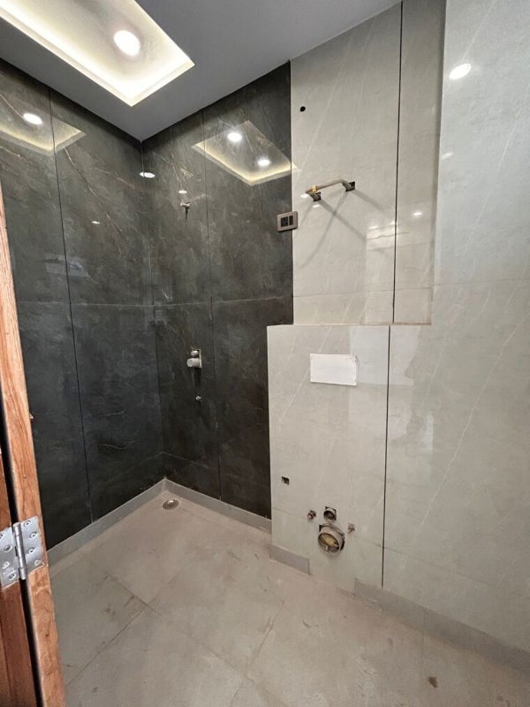 Bathroom, vishnu garden 3 Bedroom 1100 Sq.Ft. Builder Floor In Vishnu Garden Delhi 10213428