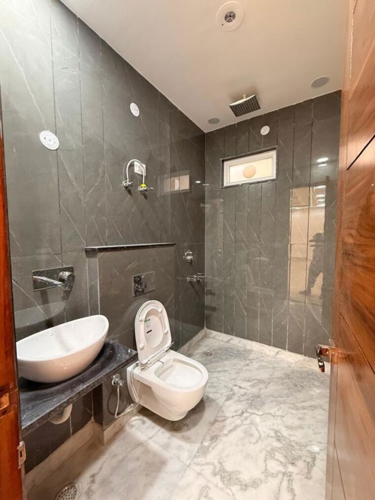 Bathroom, fateh nagar 3 Bedroom 1350 Sq.Ft. Builder Floor In Fateh Nagar Delhi 10213460