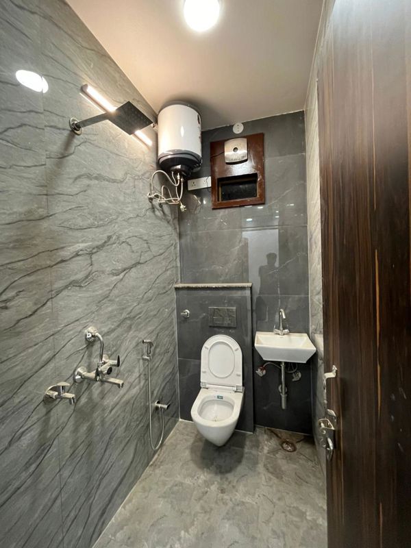 3.5 BHK + Pooja Room 1000 Sq.Ft. Builder Floor in Govindpuram Residency