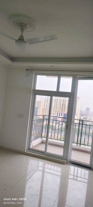 Room in 3 BHK Apartment at Omaxe The Palace, Gomti Nagar – for Rent