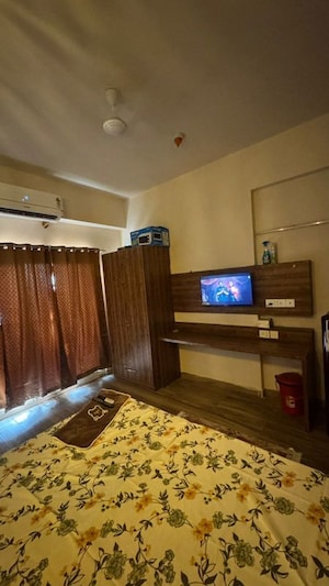 Bedroom in 1 BHK Apartment at Paramount Golfforeste, Zeta I Greater Noida – for Rent