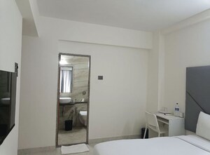 Room in 2 BHK Apartment at Lake View Apartments Powai, Powai – for Rent