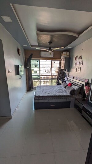 Room in 1 BHK Apartment at Ghatkopar East – for Sale
