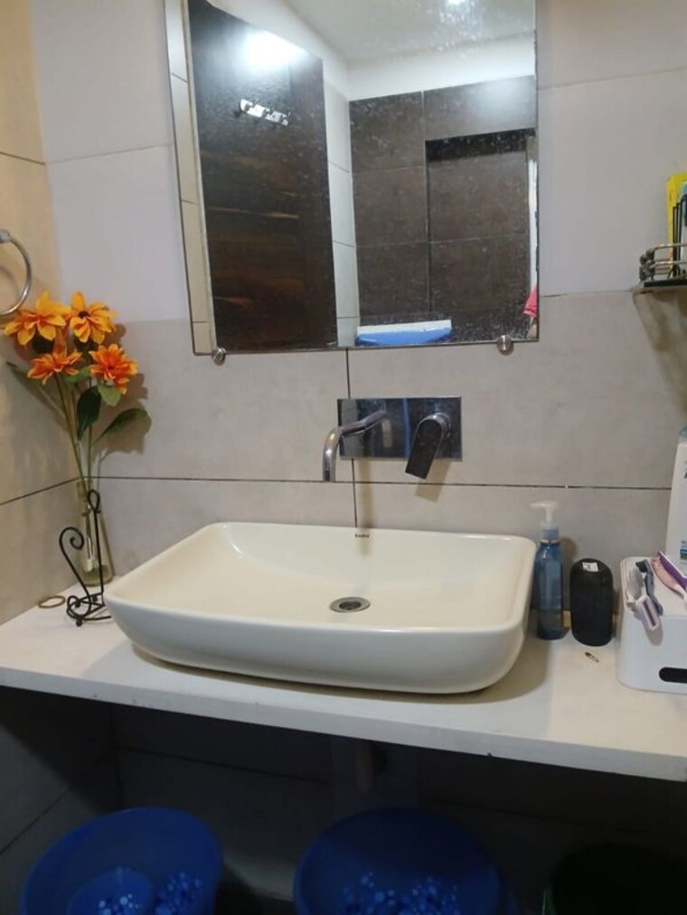 Bathroom, khar west 1 RK 200 Sq.Ft. Apartment In Khar West Mumbai 10213568